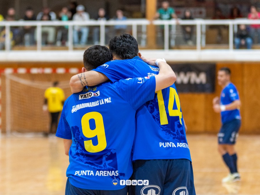 Jugadores de Punta Arenas Futsal celebrando abrazados