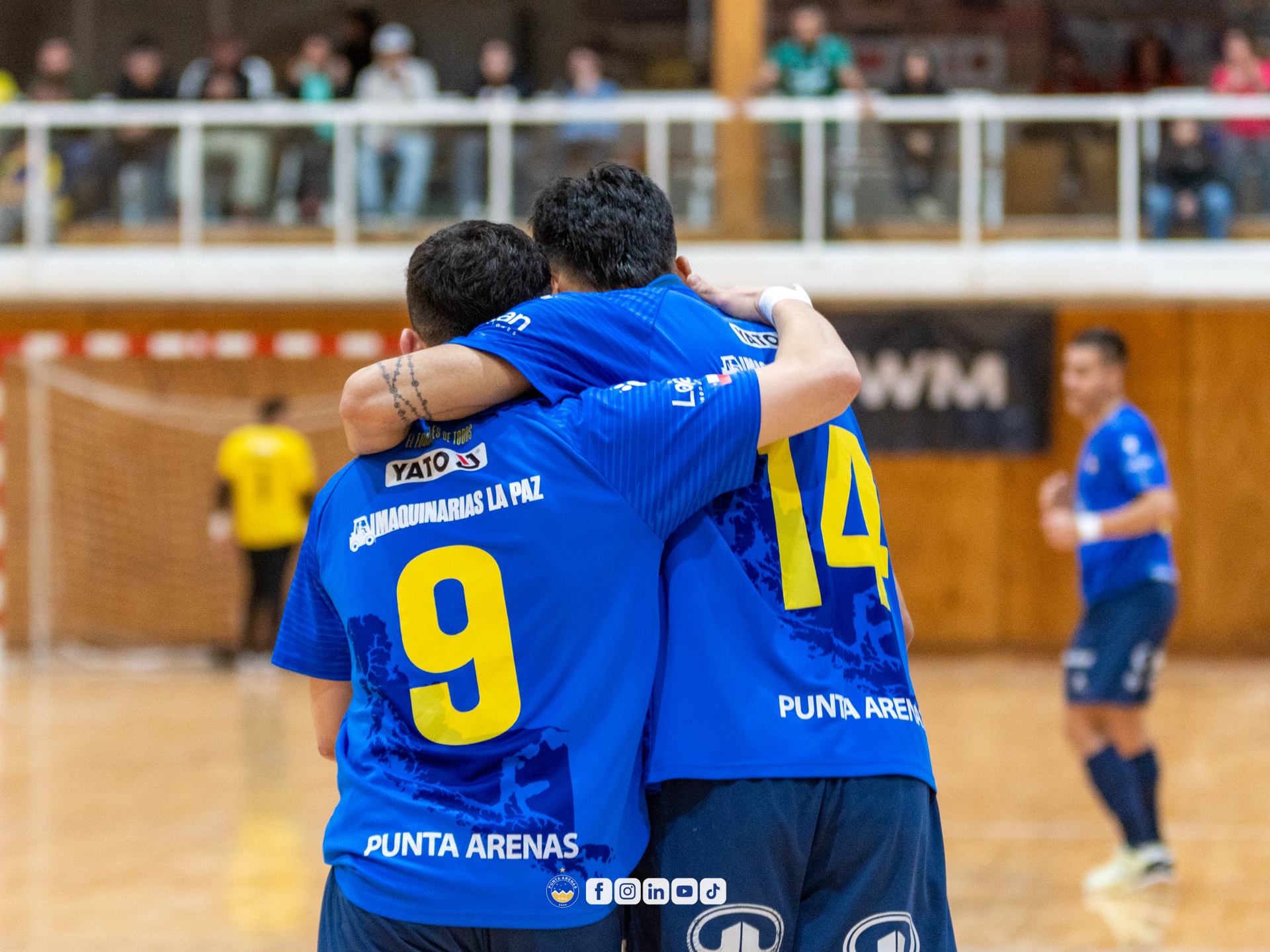 Jugadores de Punta Arenas Futsal con la camiseta oficial del club